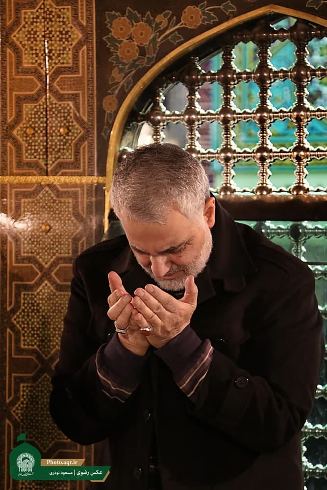 تصویر شهید حاج قاسم سلیمانی در حرم مطهر امام رضا علیه السلام